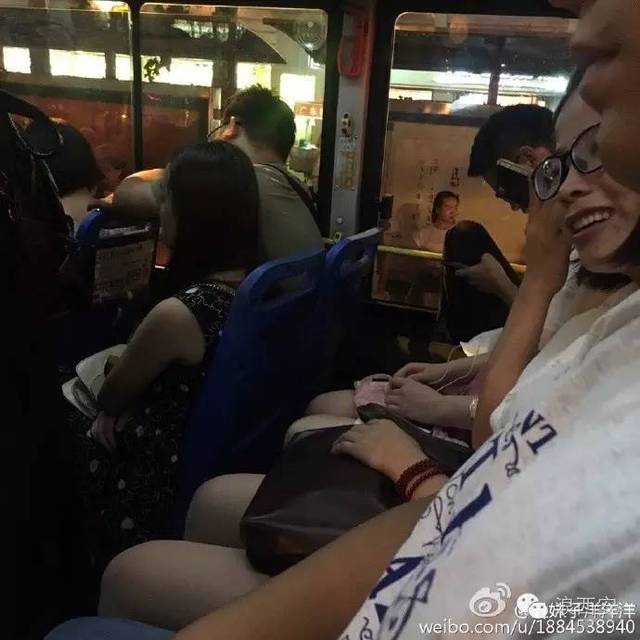 西安乘客在空调公交车上脱鞋 大夏天的快被熏晕了