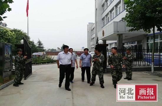 隆尧公安局局长李泽威八一看望慰问驻地武警官兵