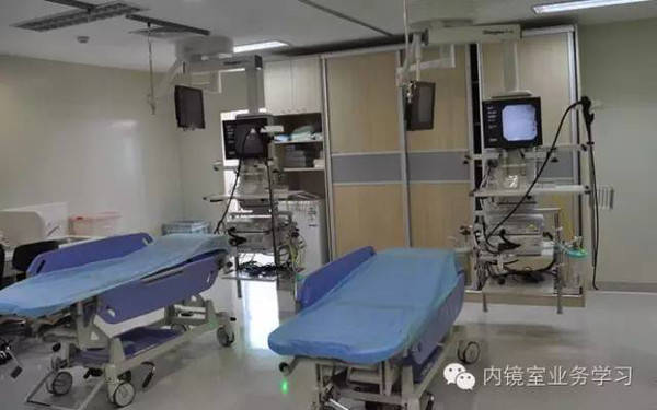 胃镜室面积约20 m2,左右为宜,一般须摆放内镜检查床(最好为轮状),内镜