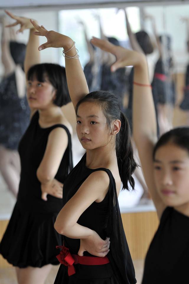 8月5日,来自乡村的学生在山东郯城鲲鹏国际体育舞蹈学校学跳拉丁舞.