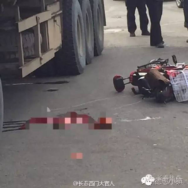 网友爆料:今早德惠东风路三道街路口发生一起车祸,一骑电动车女子被