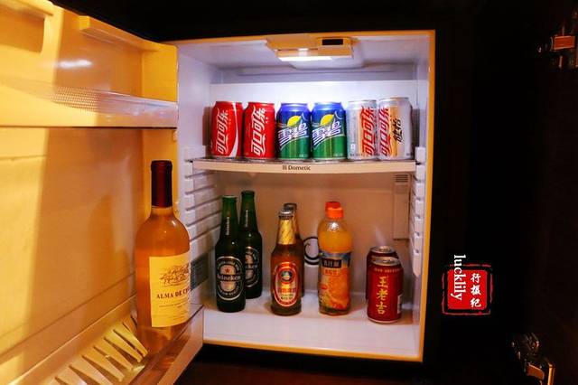 冰箱里有丰富的饮料和酒.