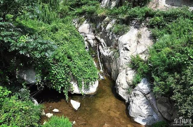 有一段十分狭窄,路旁有深沟,沟内有溪流.