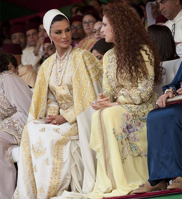 不过,莫扎王妃可不是成天穿着高定的"花瓶",她被卡塔尔国民称为"上天