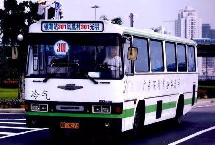 感觉最早一批的公交都经过火车站哦,想必深圳也是为外地人着想.