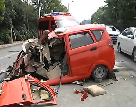 大连惨烈车祸后续 蹦蹦车反道撞suv 司机命危