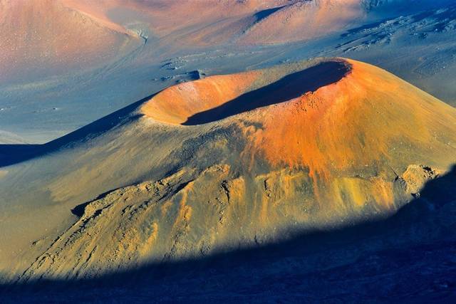 哈雷阿卡拉被公认为世界上最大的死火山(1790年最后一次喷发).