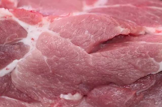 带淋巴的血脖肉,腥臭味重;新鲜的猪肉具有固有的气味无异味.