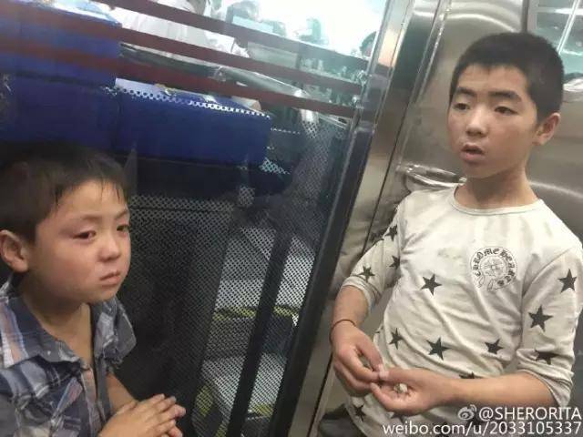 看到两人从魏公村上车,白衣服的大男孩就带着蓝格子小男孩乞讨,全程小