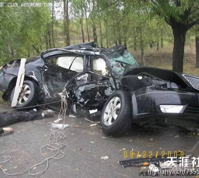 rav4上1死2伤——死者还是因为坐在副驾驶,未系安全带被抛出车外而