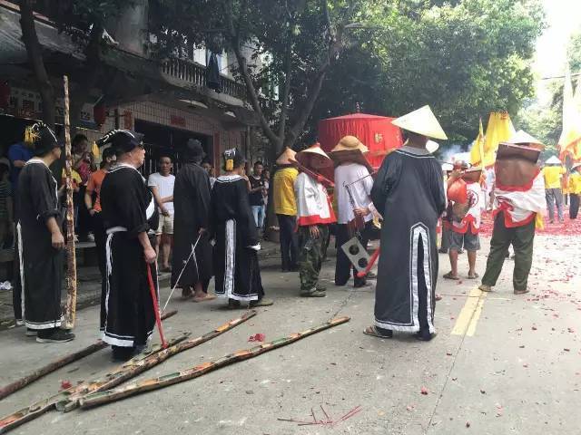 他们一副闽越人装束,地上是剖开的毛竹上了纹路,像极了蟒蛇身上的鳞片