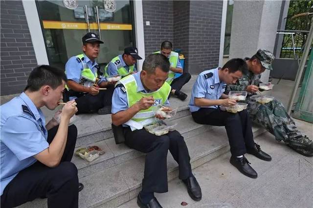 头条 萧山一名外地警察,连续两天在岗位上吃蛋糕被曝光!