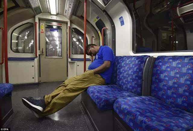 伦敦地铁通宵运营,燃鹅刚刚开始画风就不对了