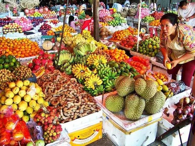 柬埔寨主食大米与肉类,蔬菜的价格均与中国相差无几,在水果方面,南方