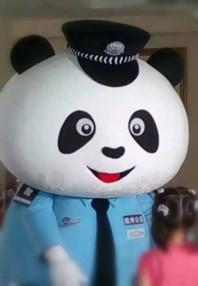 西湖边来了一只"熊猫警察,好萌啊