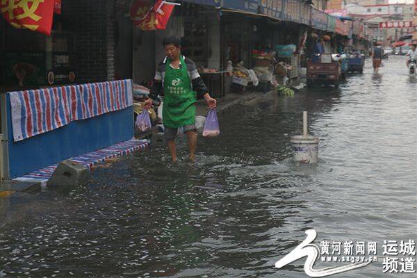 运城盐湖区干河新村:雨天如同"威尼斯水城"