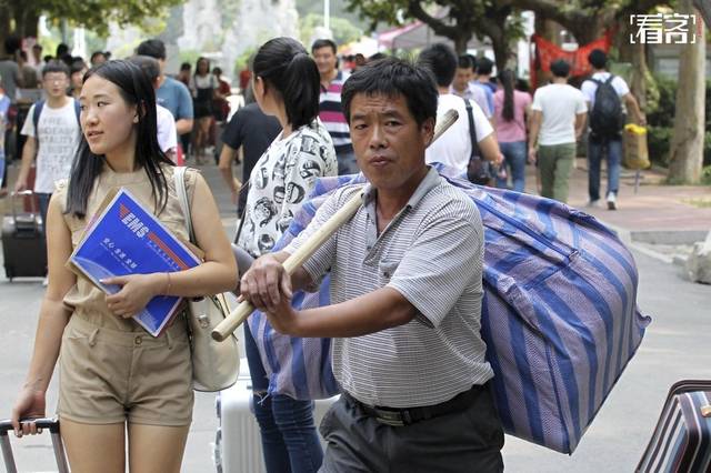 2012年8月25日,南京东南大学校园里报到的大学一年级新生和送新生的