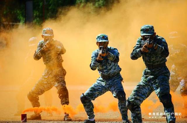 "冲锋陷阵,斗志激昂"——北京大学军训团战术班训练.