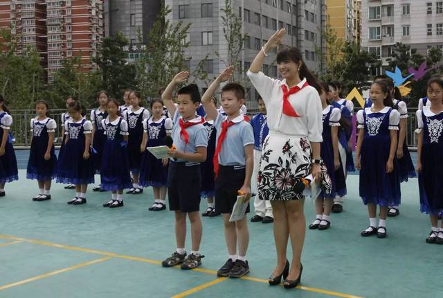 伴随着金帆合唱团美妙的歌曲,中关村三小的校园迎来了最美丽的开学季.