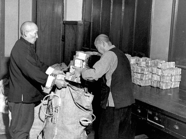 在抗日战争和解放战争期间,国民政府采取通货膨胀政策,法币急剧贬值.