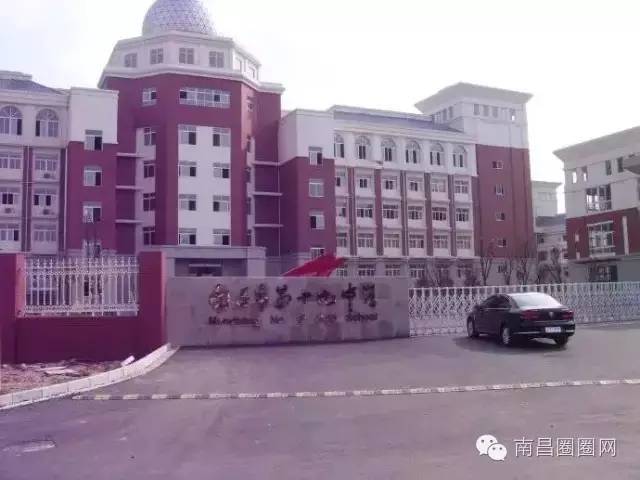 东临赣江,与江南名楼滕王阁隔江相望,毗邻省市政府,距南昌市政府仅4