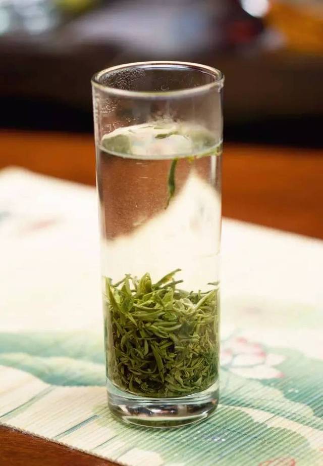 如果你觉得饭后有油腻感 可以喝点淡茶水,因为茶水中含单宁等物质