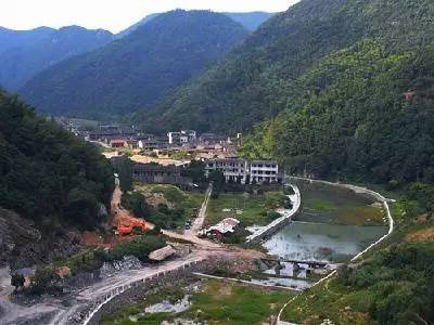 西周镇地处浙江沿海东部,系象山半岛陆路出县之咽喉,西临宁海县,北濒