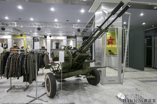 俄罗斯军事主题服装店 各型火炮当摆设