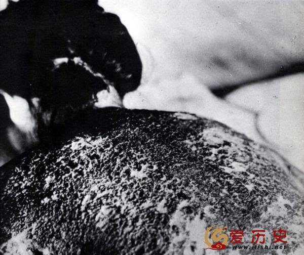 原子弹核爆后遍体凌伤等死的日本人 影子都给印到了墙上
