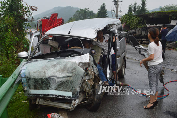 江西宜丰县棠浦镇往花桥镇公路上发生一起车祸,一辆面包车与一辆运