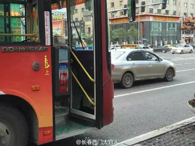 长春男子跟公交车司机争吵后,用砖头砸车!