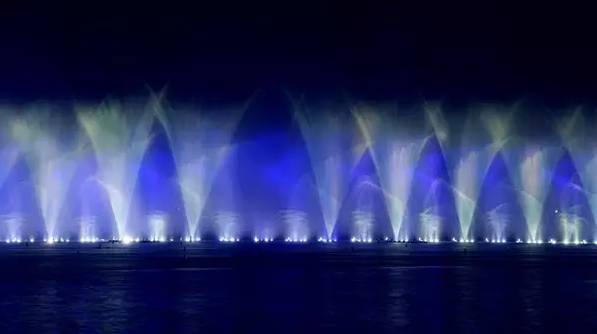 红河水乡音乐喷泉建成后取代迪拜成为最高,最壮观的音乐喷泉.