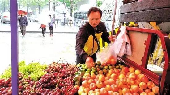 平凡角色水果车上的酸甜苦辣