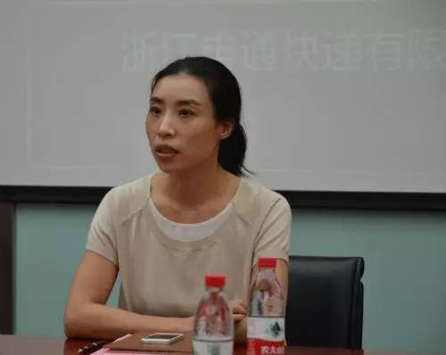 陈小英的哥哥陈德军初中毕业后被迫辍学,尽管他的学习成绩在班里名列