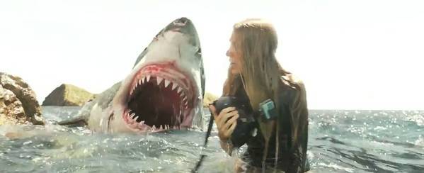 比基尼美女大战鲨鱼,《鲨滩》绝对让你吓到腿软