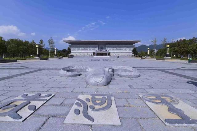 材镇的炭河里青铜博物馆;此前,宁乡县文物局已经移交了794件库存文物