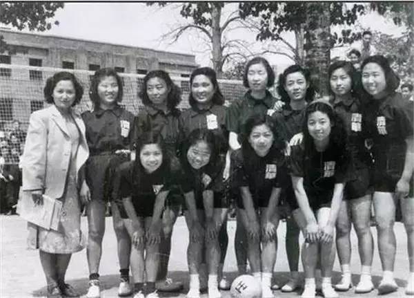 1916年,林徽因(右一)与姐妹的合影,北京培华女子中学的校服