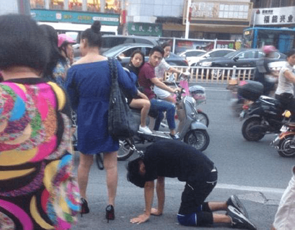 女子用狗链拴住男友在大街闲逛,大家都傻眼了