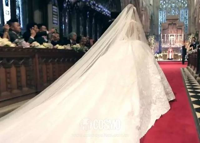 昆凌所穿的婚纱由黎巴嫩设计师mikael derderian为其量身定制,价值约