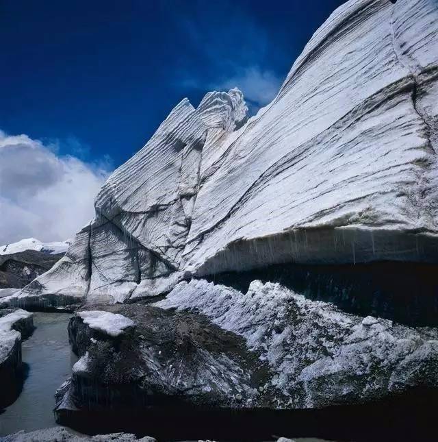 冷峻的雪山威严地矗立在长江源头,长江在冰川雪谷的怀抱里长大,其