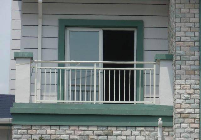 不锈钢护栏 不锈钢的阳台护栏样式比较单调,可用的色彩又很少,这种