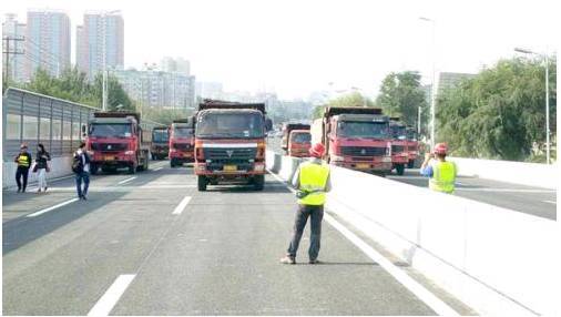 9月21日,沈阳南北快速干道高架桥团结路至望花立交桥段迎来一群特殊"