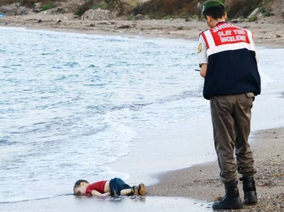 溺亡在偷渡过程中的3岁叙利亚难民男孩aylan kurdi.