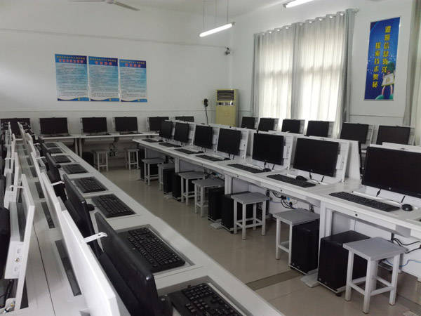 学校新建的计算机教室.