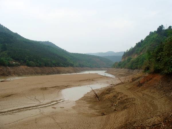 然而如今,电站泻水,在水坝中部钻洞加机,水库近乎见底,村民借机肆意