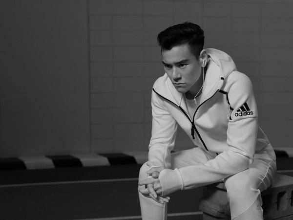 彭于晏身穿adidas athletic系列zne hoodie白色连帽外套