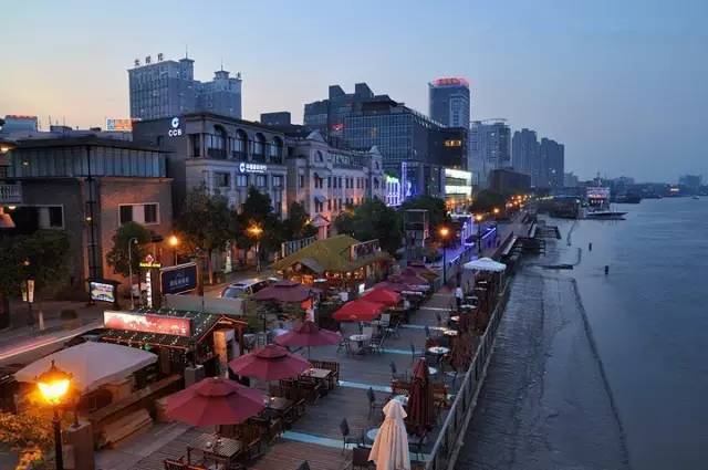 老外滩,老外滩位于三江口,宁波的正中心,是中国最早的外滩,比上海