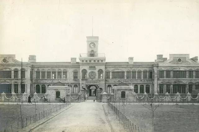 1895年10月2日,盛宣怀通过直隶总督王文韶,禀奏光绪皇帝设立新式学堂.