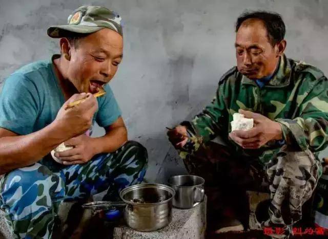 镜头下临朐民工的午饭午睡,让人心酸流眼泪| 朐记