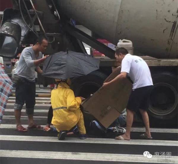 今天中午,麻涌大步发生一起交通事故,一男孩被搅拌车撞伤了.